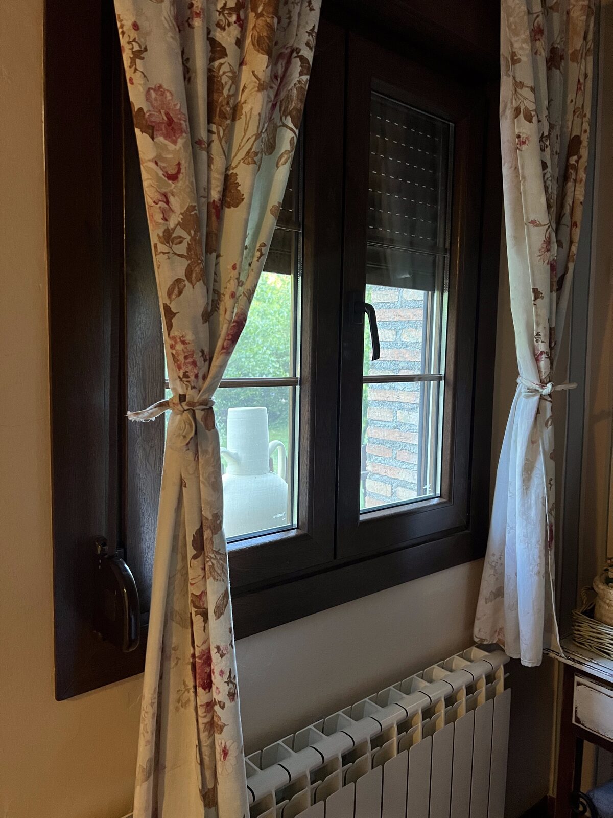 Habitación Aliso · Ventana y luz natural